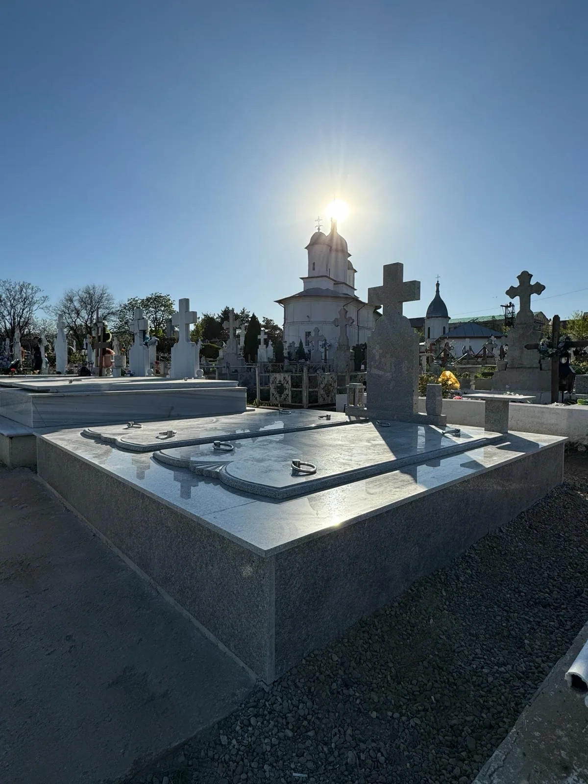 Monument funerar din granit — lucrare cimitir Odobești