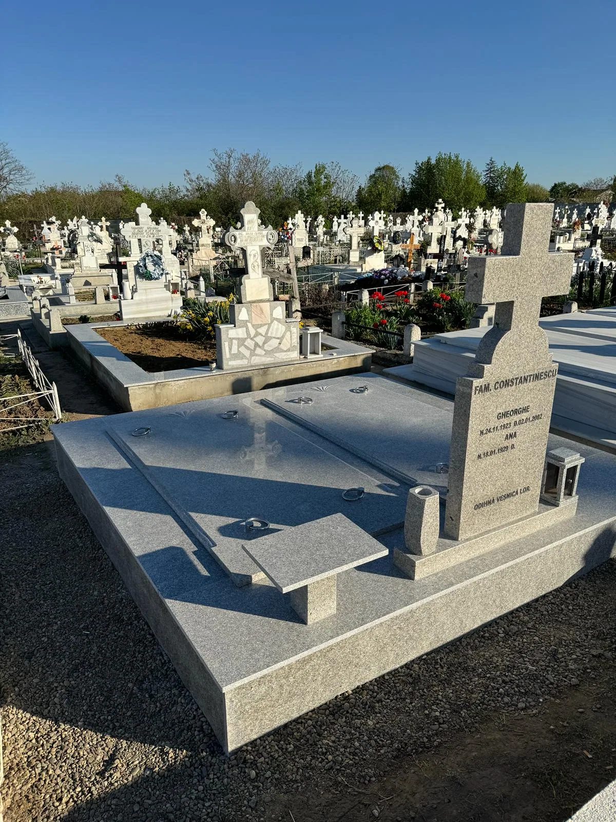 Monument funerar din granit — cimitir Odobești