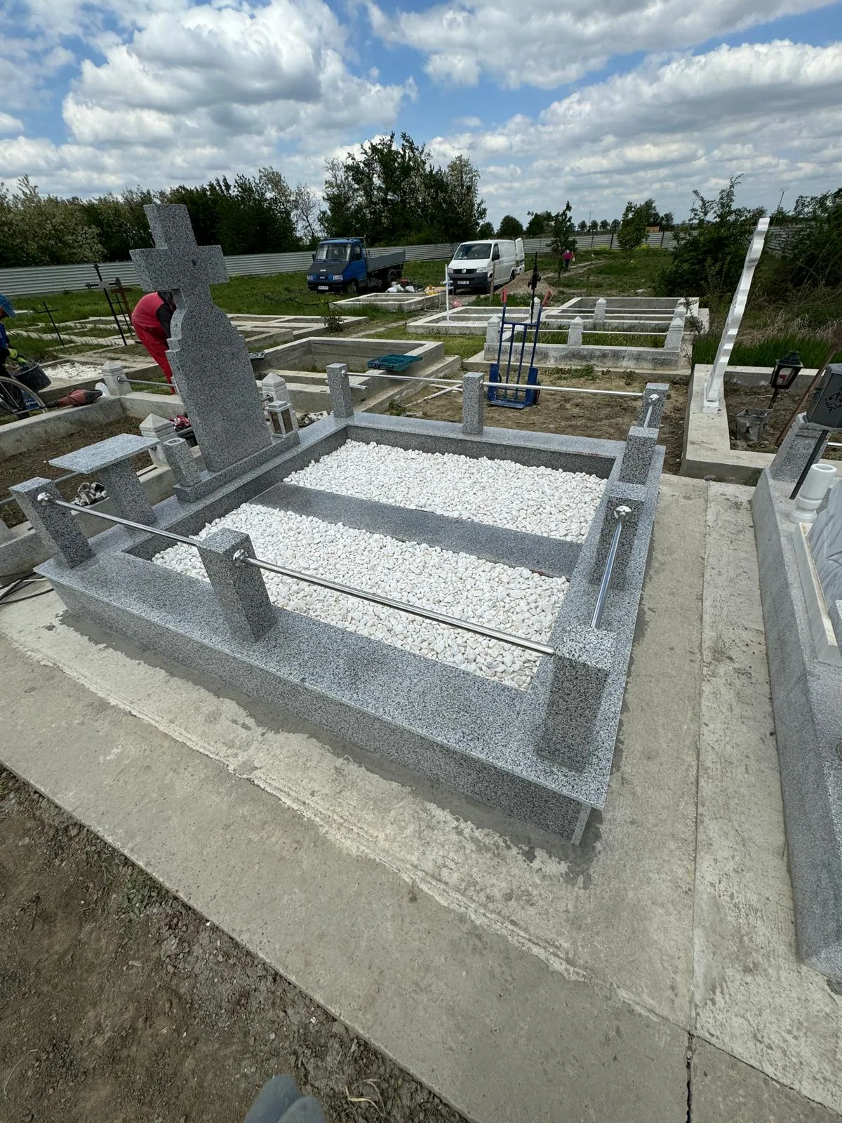 Monument funerar din marmură albă — Vrancea