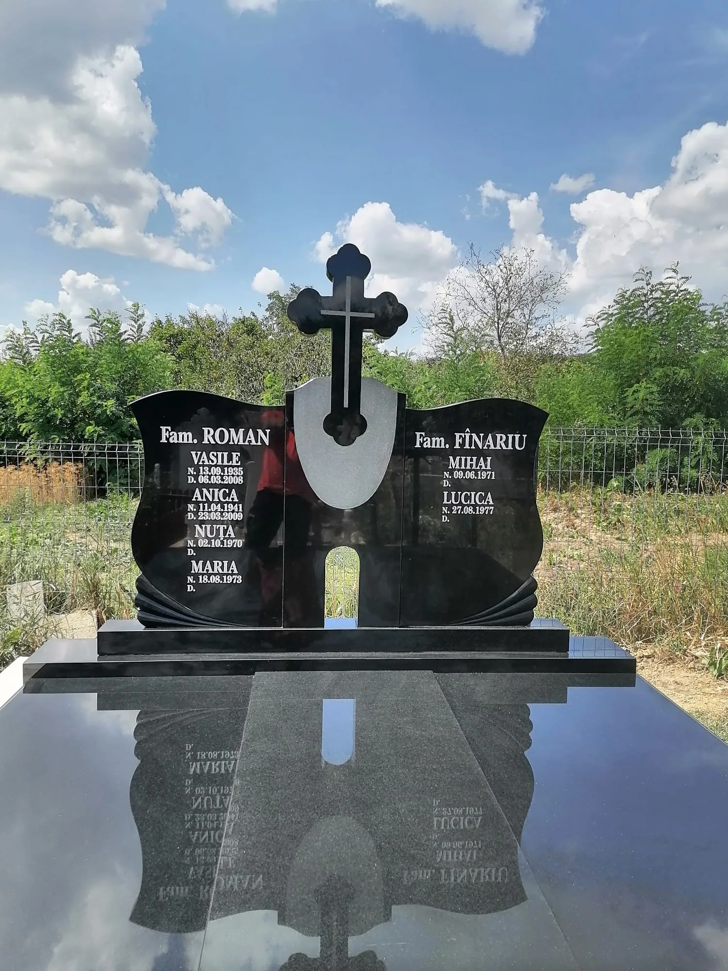 Monument funerar — detaliu cruce